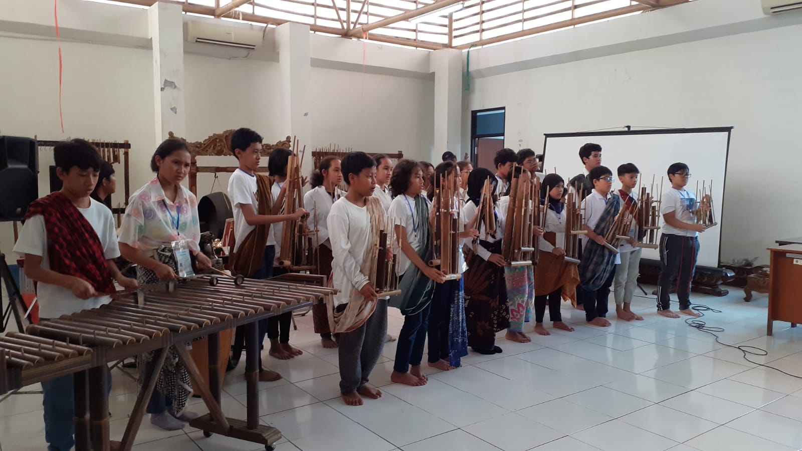 Rumah Angklung Bimbing 40 Siswa di Program Magang Cendekia Leadership School Bandung